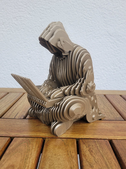 Statue "Ghost of Satoshi" in Metalloptik
