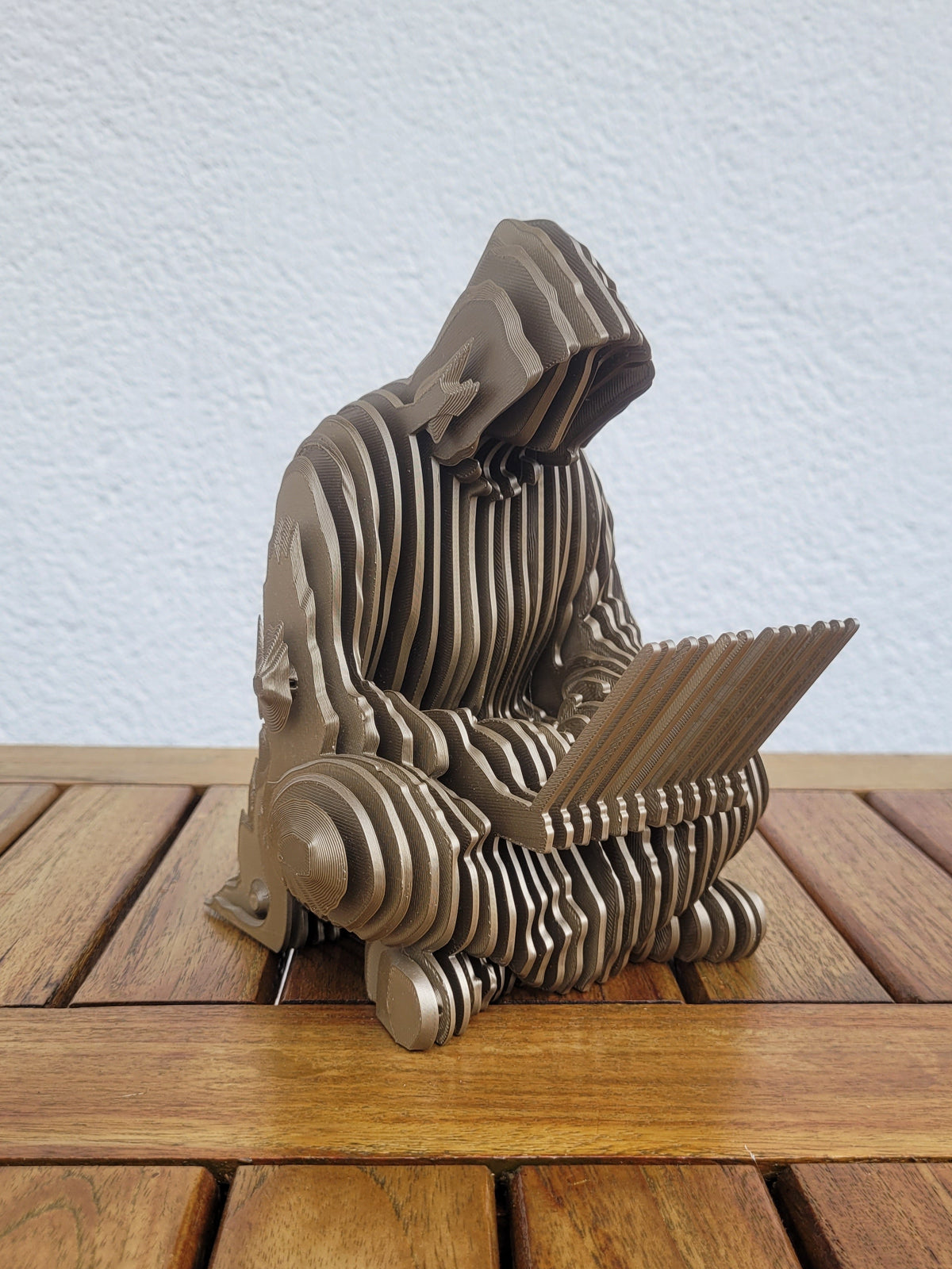 Statue "Ghost of Satoshi" in Metalloptik